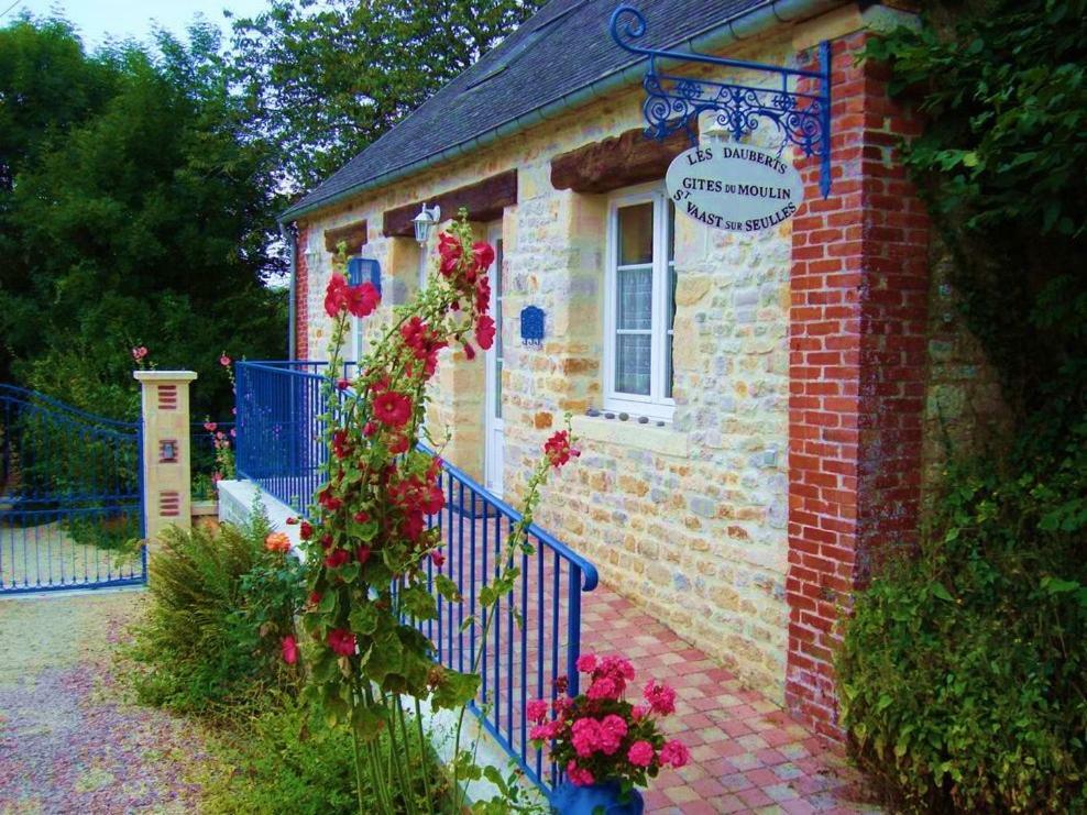 Gite Le Moulin Saint-Vaast-sur-Seulles Exteriér fotografie